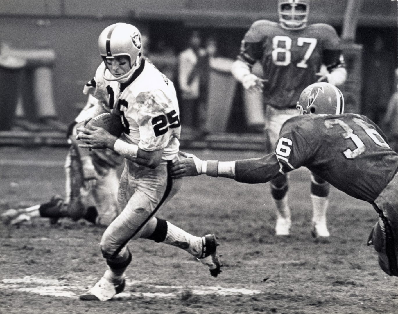 File photo: Oakland Raiders receiver Fred Biletnikoff tries to escape a tackle by Atlanta Falcons defensive back Ken Reaves at Fulton County Stadium.