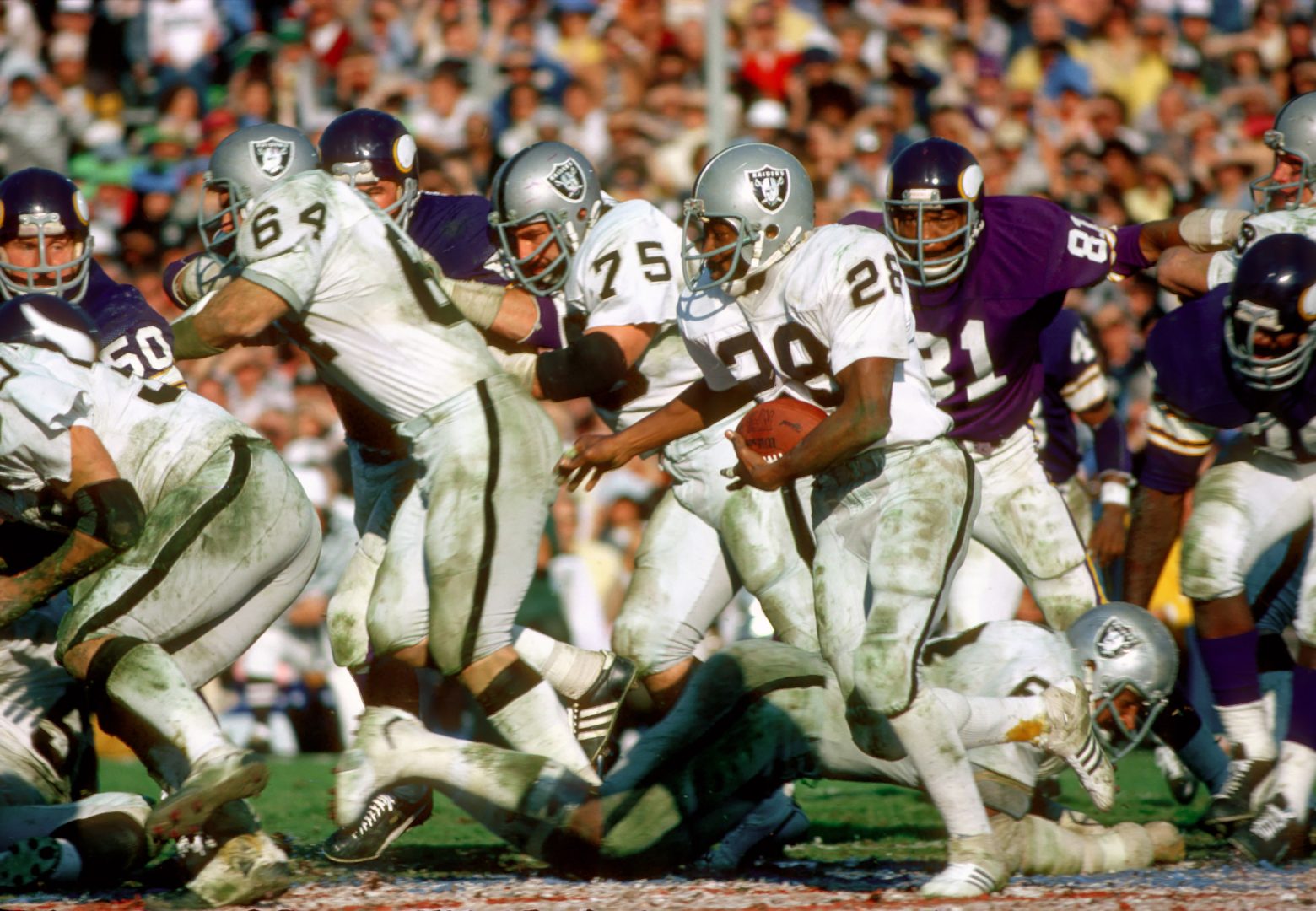 Oakland Raiders running back Clarence Davis (28) carries the ball against the Minnesota Vikings in Super Bowl XI.