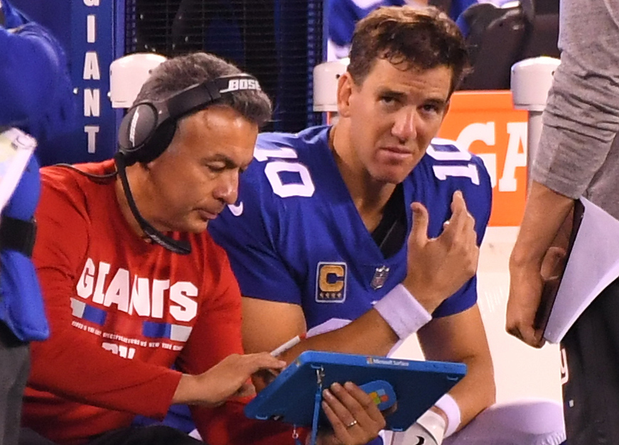 Giants quarterback Eli Manning speaks with offensive coordinator Mike Sullivan on the sideline at MetLife Stadium.