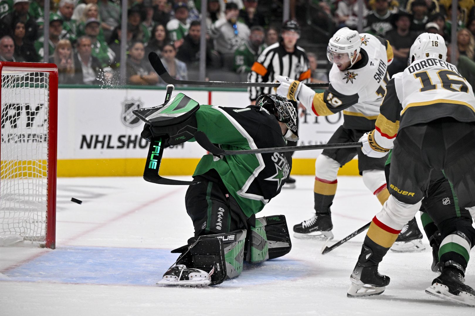 Reilly Smith scores the game-winning goal in the third period as the Golden Knights beat Stars goalie Casey DeSmith in Dallas
