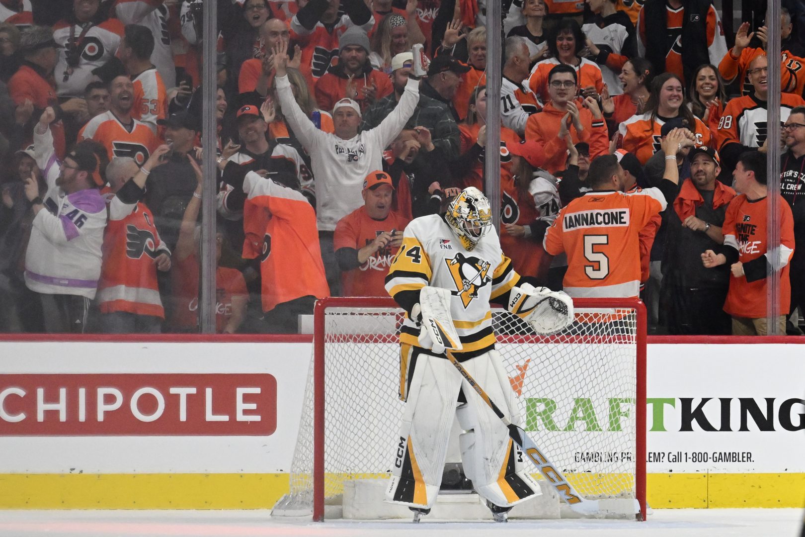 Stuart Skinner reacts after a second-period goal as the Flyers take control of Game 3 against the Penguins.