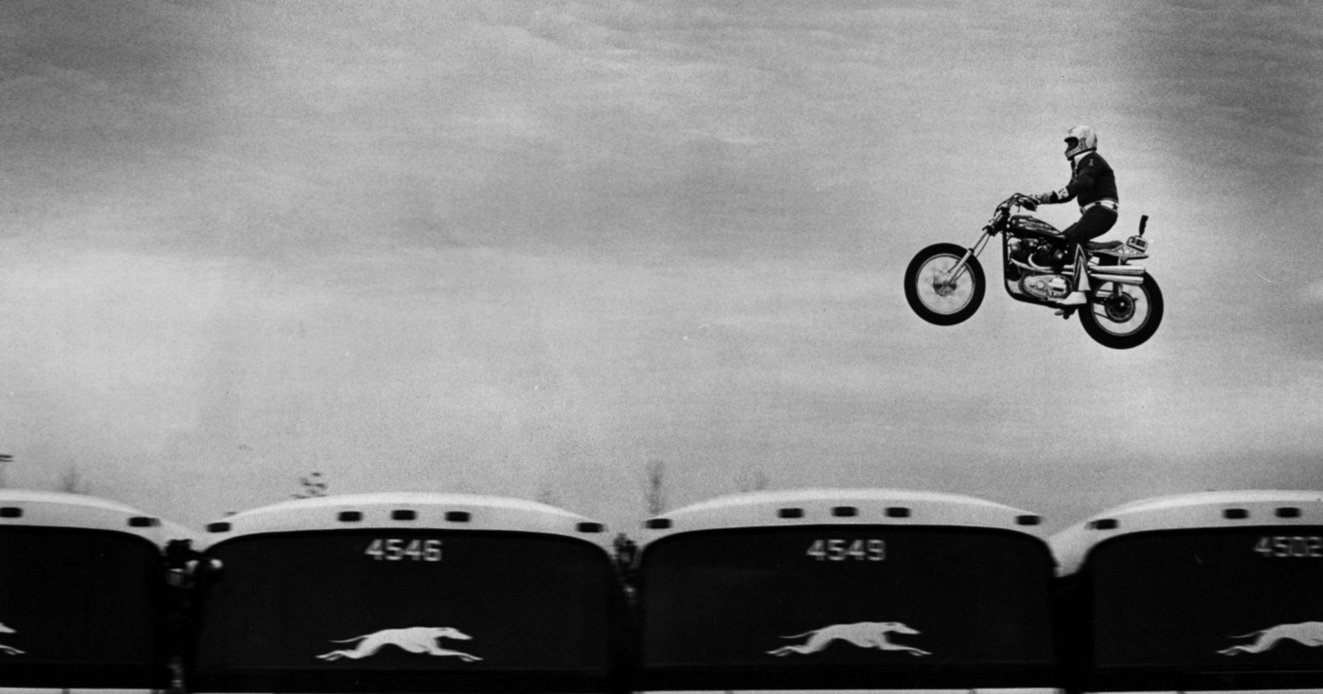 Evel Knievel soars over 14 Greyhound buses
