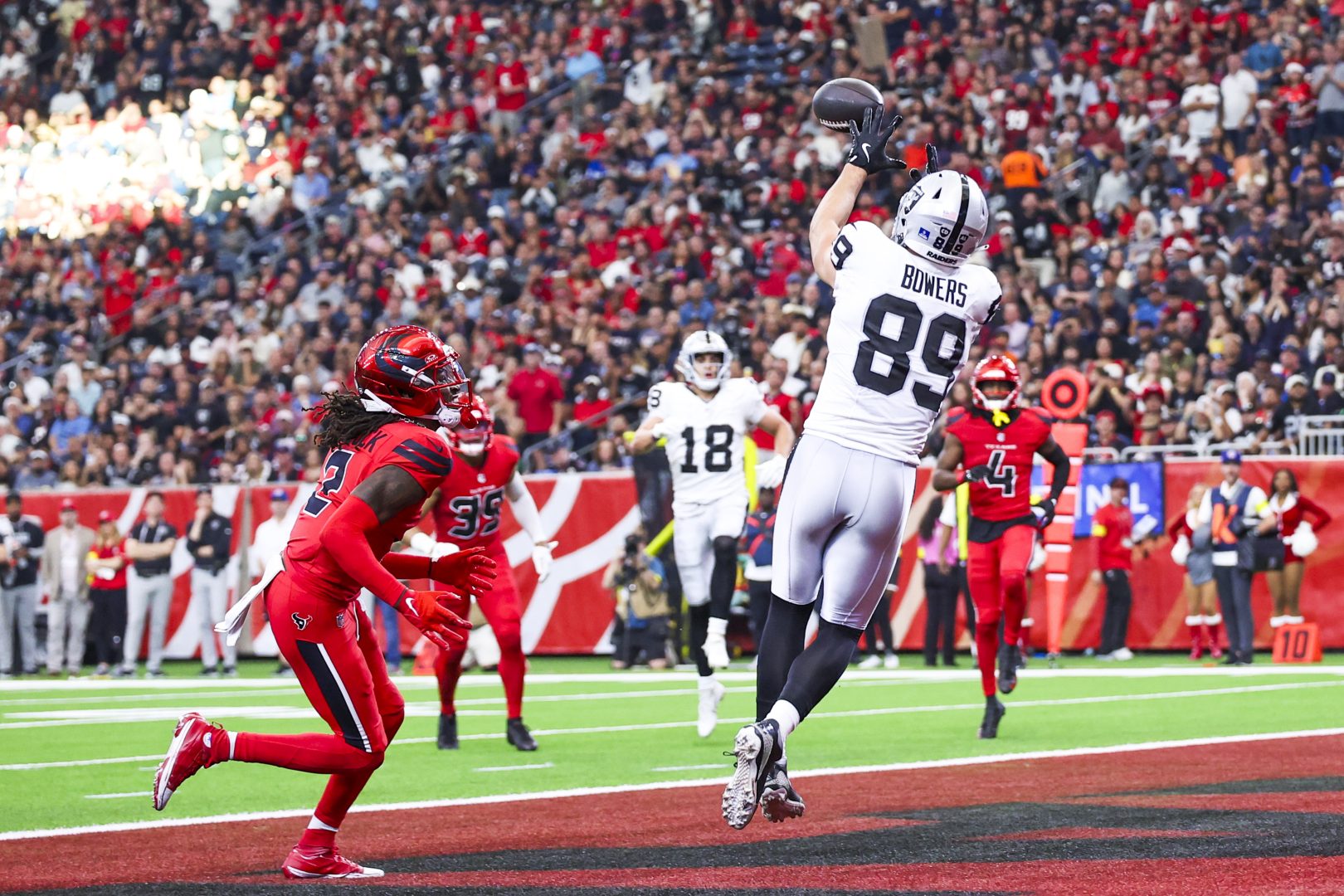 Las Vegas Raiders tight end Brock Bowers